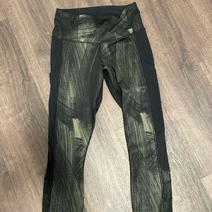 Black and green lululemon leggings with pockets